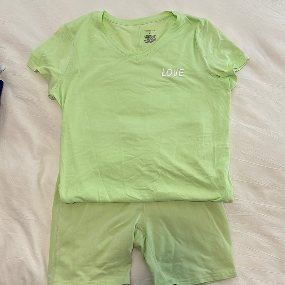 Essential Gear workout set. Bike shorts and V neck. Size L. Great shape!🏋️‍♀️